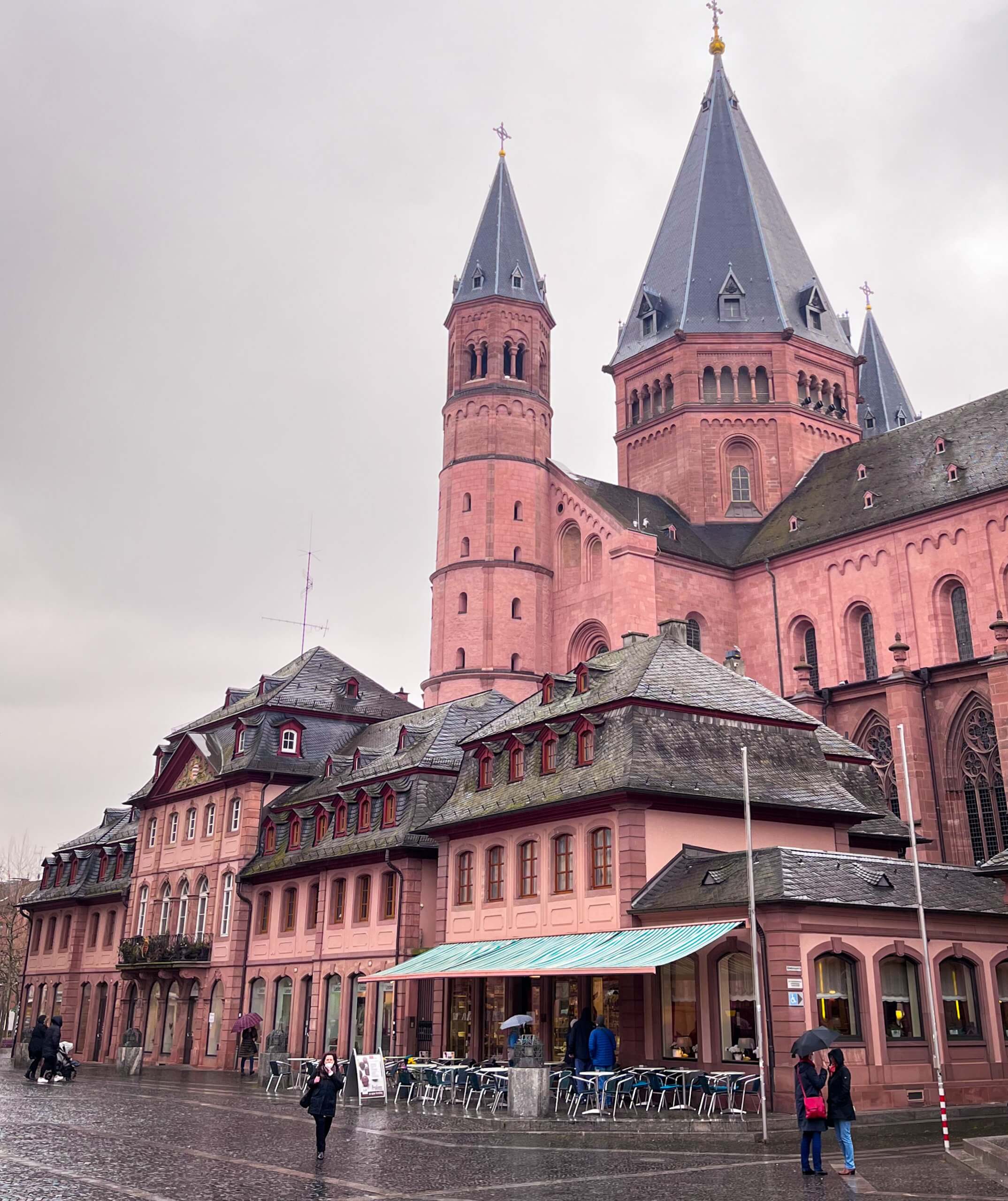Dom Mainz met gebouw ervoor citytrip Mainz