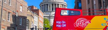 Londen St Pauls Cathedral met rode bus