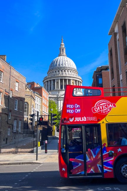 Londen St Pauls Cathedral met rode bus