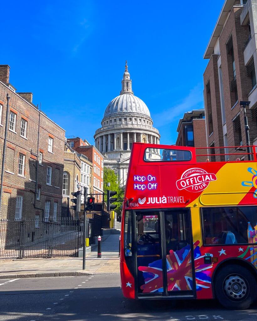 Londen St Pauls Cathedral met rode bus