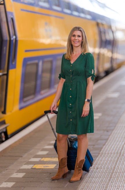 foto Miss Railway bij trein