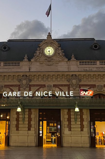 Nice Ville treinstation verlicht