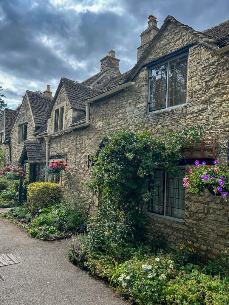 Castle Combe huizen met bloemen Cotswolds