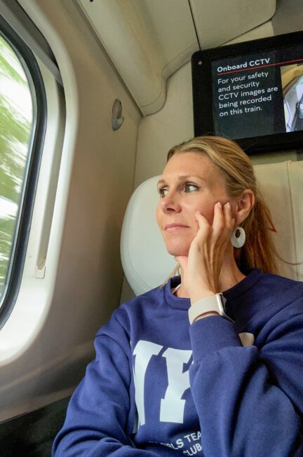 Miss Railway in de trein in de UK