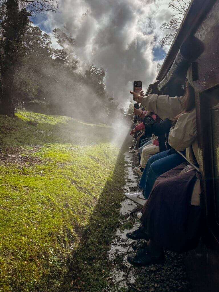 Puffing Billy: met benen uit trein hangen